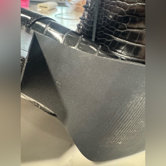 ARIDER GIRL Elegant Black Croc-Embossed Ankle Boots - Picture 11 of 11